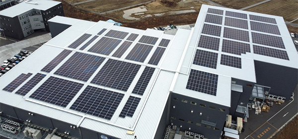 本社工場の建物屋上で太陽光発電システムが本格稼働