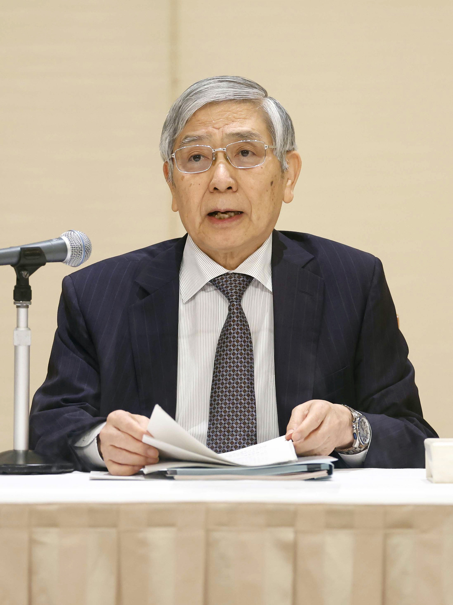 あいさつする日銀の黒田総裁 時事通信 ニュース コラム Y ファイナンス