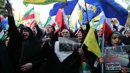 イランの首都テヘランで、イスラエルによる攻撃を支持するデモ隊（写真・ゲッティ＝共同）