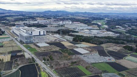 熊本・菊陽町にある半導体製造受託最大手TSMCの工場。日経平均も半導体株が牽引する形で3月に4万1087円をつけたが、今年はこの価格が高値となりそうだ（写真：ブルームバーグ）