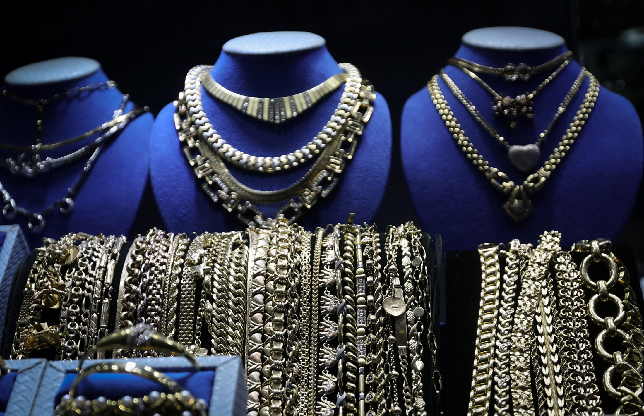 銀100ドル突破、地政学的混乱で逃避買い 金5000ドル視野(ロイター) - Yahoo!ファイナンス