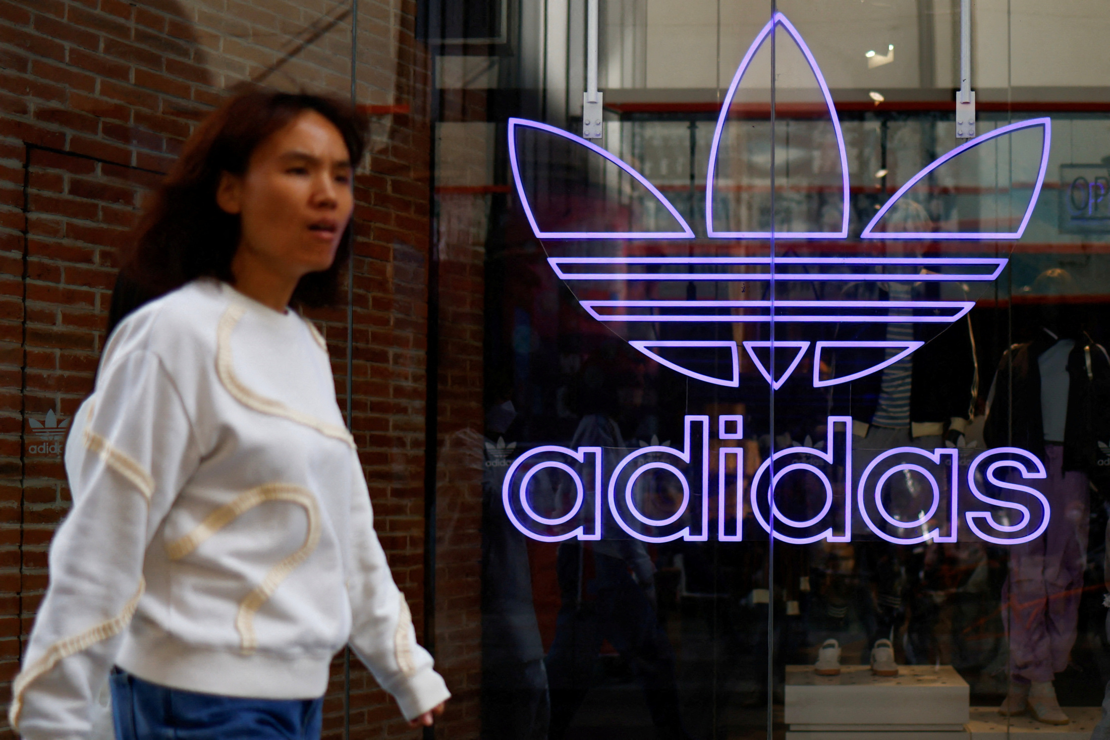 アディダスが最大10億ユーロの自社株買い、25年売上高は過去最高(ロイター) - Yahoo!ファイナンス