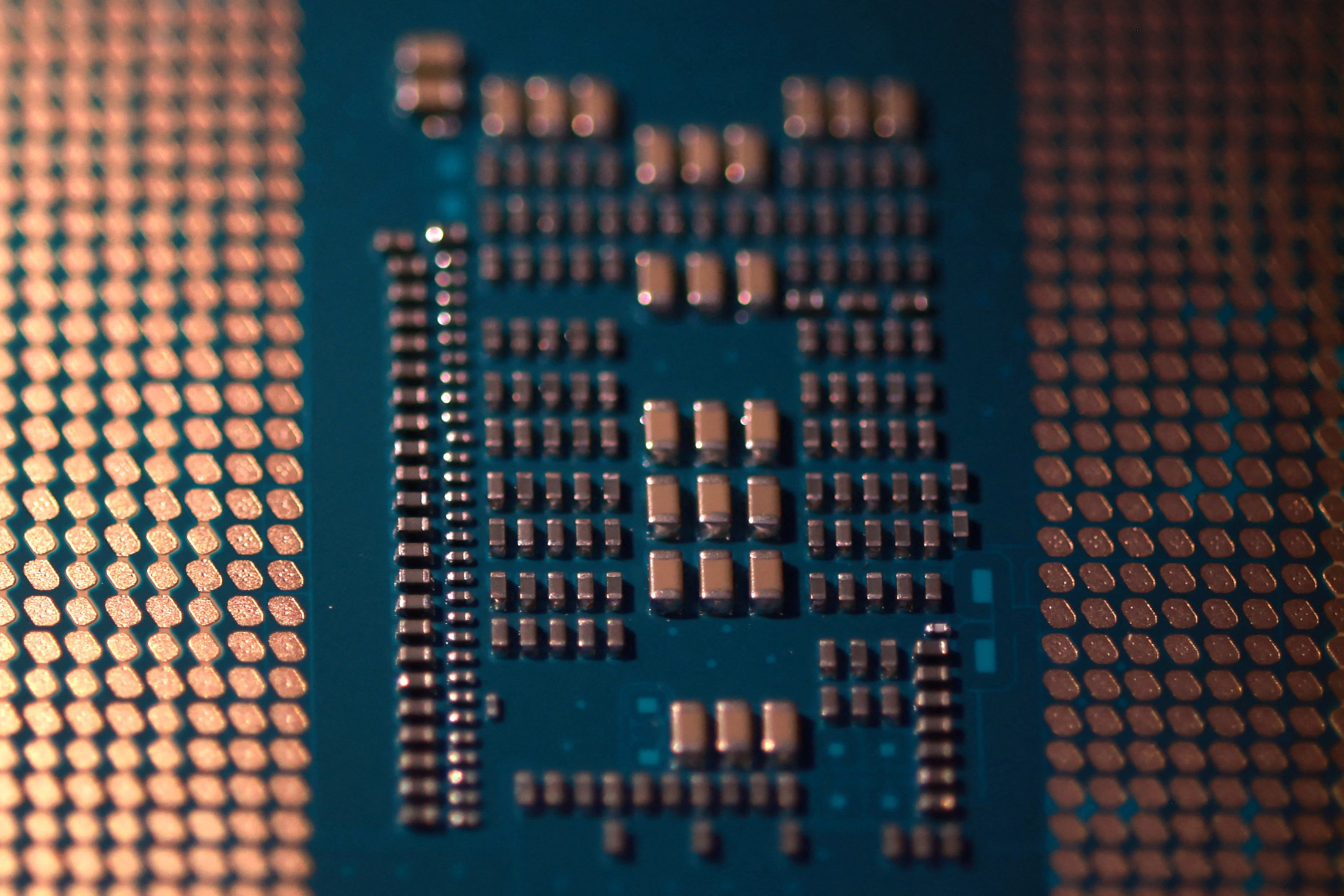 コンピュータのマザーボードとチップ。2025年8月撮影。 REUTERS/Dado Ruvic