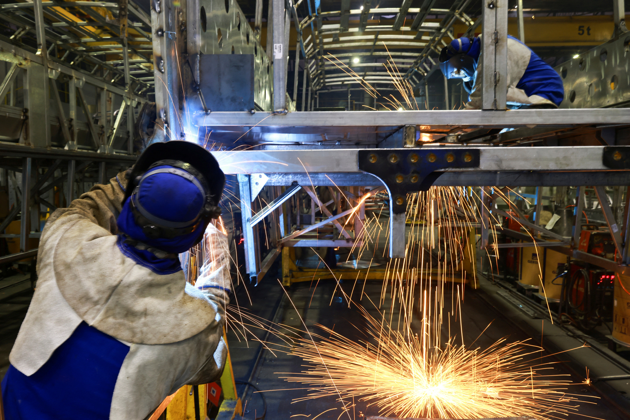バスメーカー・マルコポーロの工場のバス車体製造ラインで作業する従業員ら。2026年3月、ブラジルのカシアス・ド・スルで撮影。REUTERS/Diego Vara
